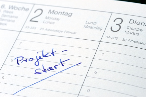 Kalender in dem der Projektstart notiert ist
